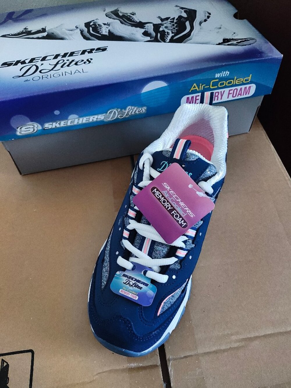 Sketchers Women NIB size 7
